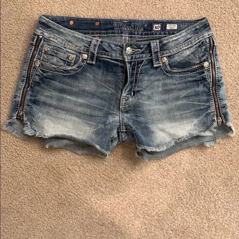 Buckle jean shorts